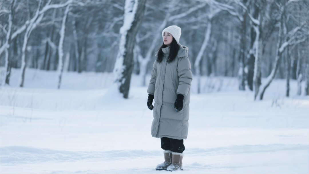 jimeng-2026-01-22-5196-冬天穿厚厚的棉服，戴上帽子、手套，穿雪地靴(1).png