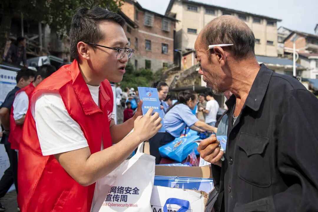 全国网络举报宣传活动(湖南站)走进中方