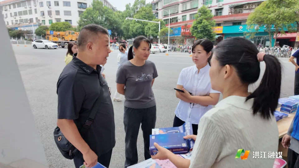 网络安全宣传进集市 反诈知识守护群众钱袋子