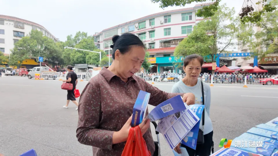 网络安全宣传进集市 反诈知识守护群众钱袋子