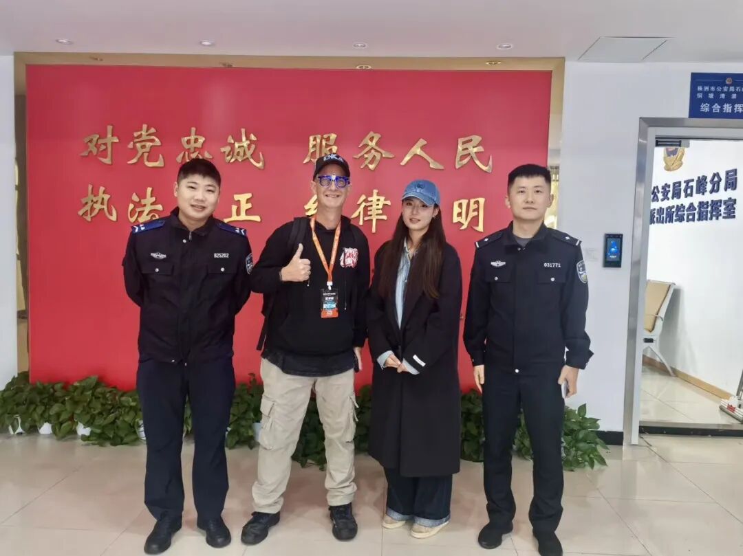 法国涂鸦大师在株洲弄丢“最珍贵的色彩”,铜塘湾民警用一抹“警察蓝”帮他寻回