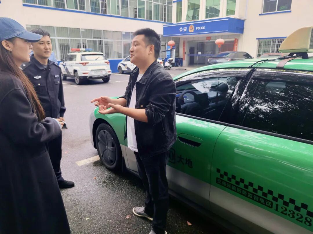 法国涂鸦大师在株洲弄丢“最珍贵的色彩”,铜塘湾民警用一抹“警察蓝”帮他寻回